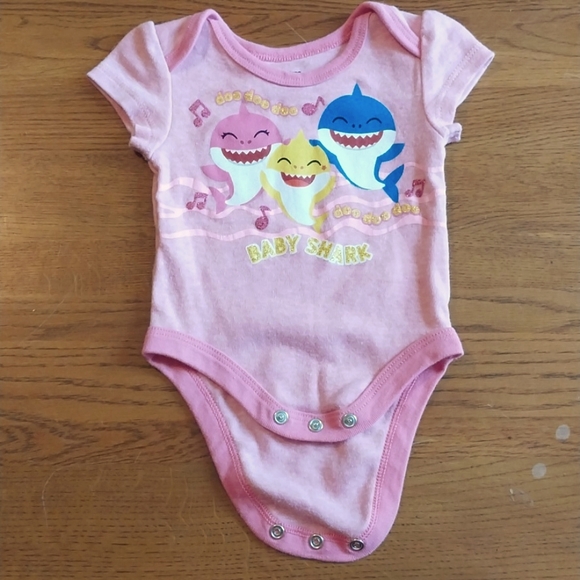 Lot of 3 Baby Shark Onsies 0-3m - Picture 2 of 6